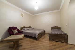 Отели типа «постель и завтрак» Guest House Khatuna Боржоми Стандартный трехместный номер-21